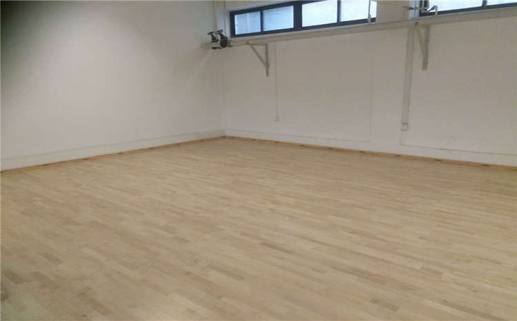 專業的籃球場實木地板造價是的多少？