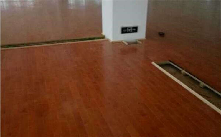 橡膠木籃球場(chǎng)木地板翻新施工